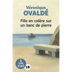 Livres en gros caractères - fille en colère sur un banc de pierre - Mieux Voir