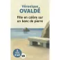 Livres en gros caractères - fille en colère sur un banc de pierre - Mieux Voir