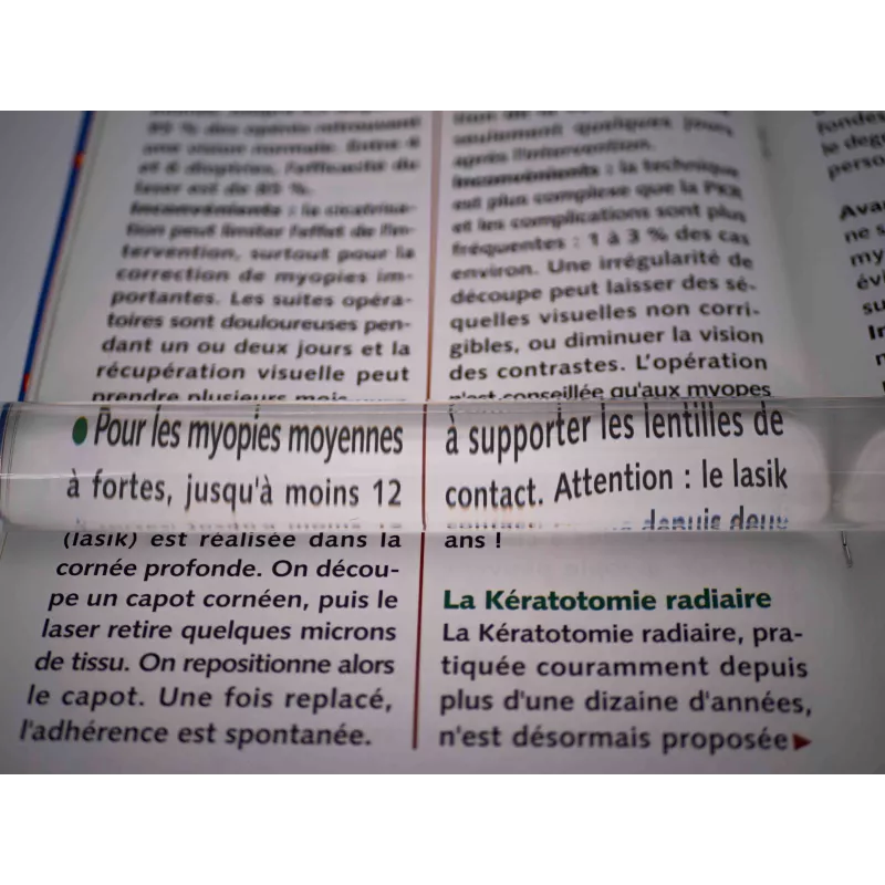 Règle posée sur un article de journal