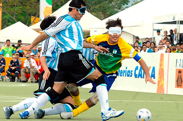 Le-cécifoot-ballon-au-pied